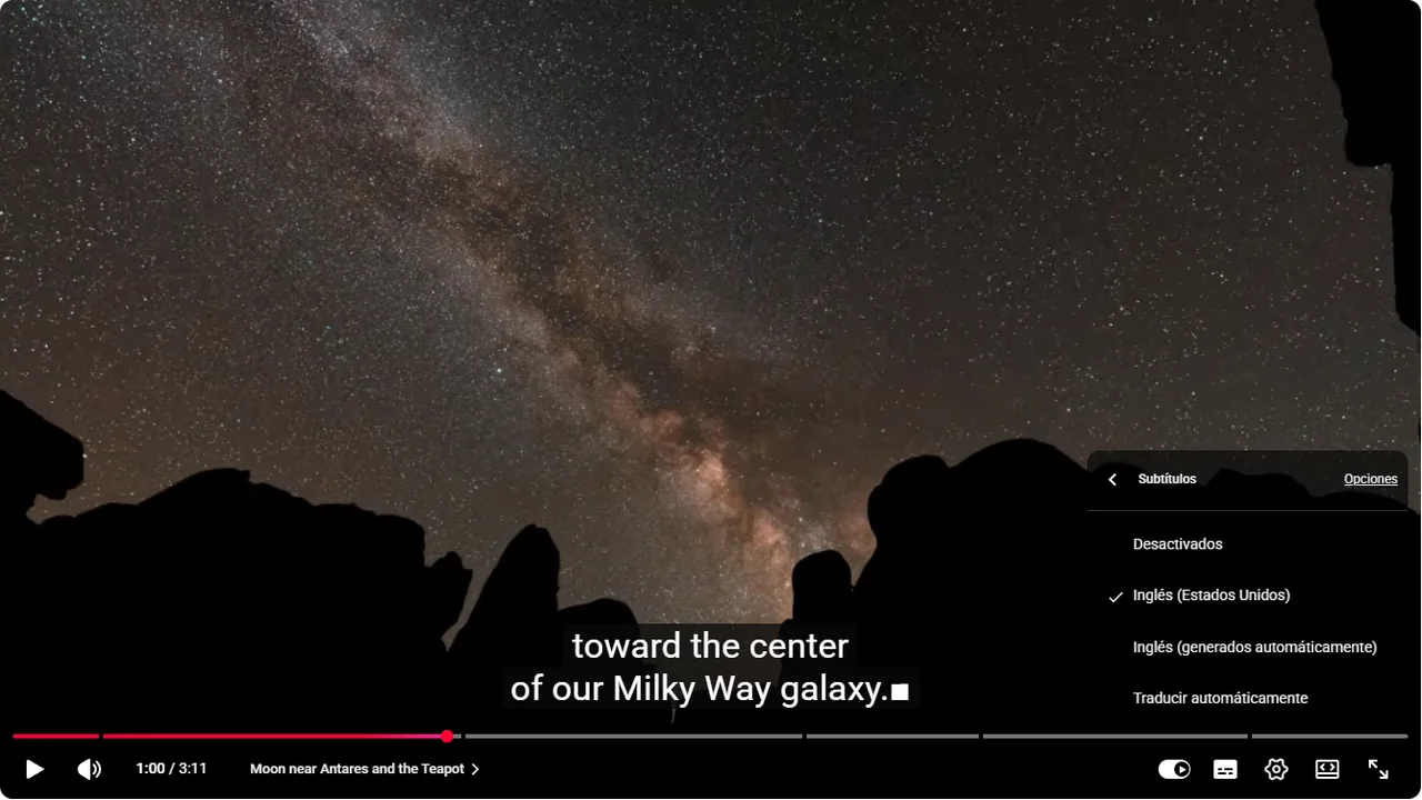 Menú Subtítulos de YouTube con la pista en inglés elegida y la opción Traducir automáticamente visible